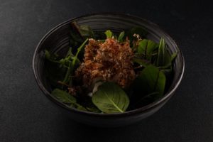 Свежий салат с надуги и чипсами из джонджоли